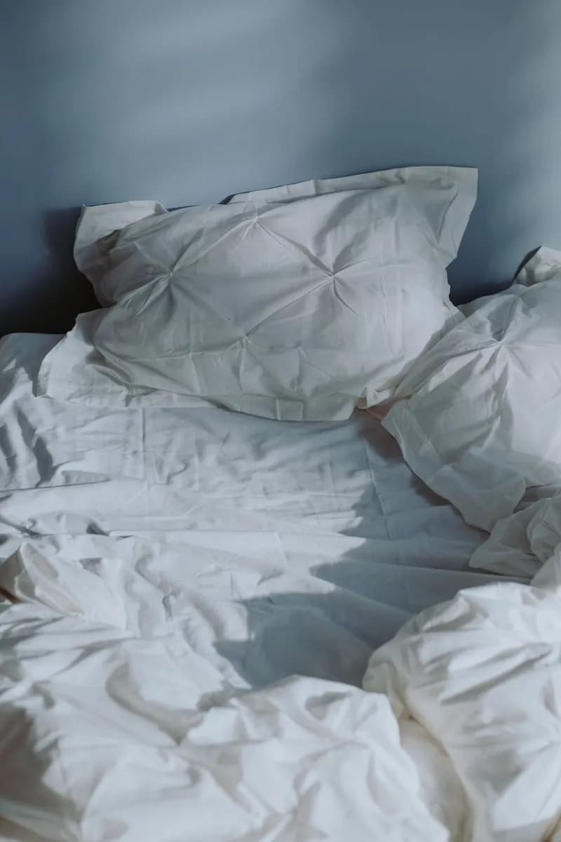 Cama con sábanas blancas y almohadas, catálogo de protectores de colchón al por mayor