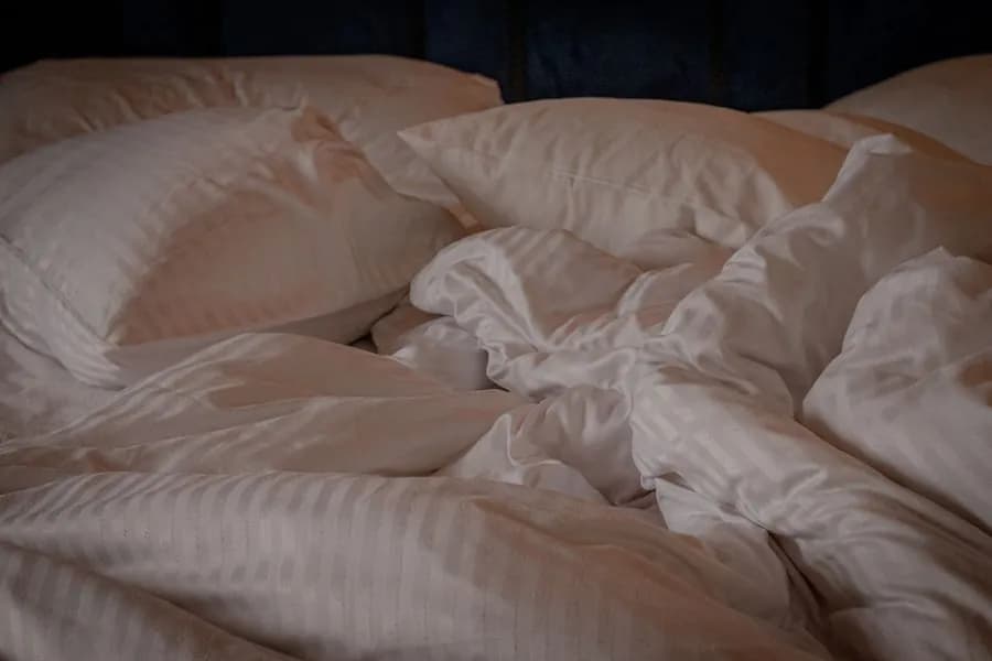 Edredón acolchado reversible sobre la cama