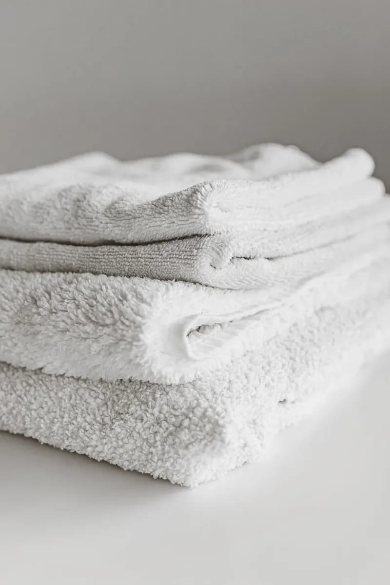 Toallas de baño blancas dobladas, venta por mayor
